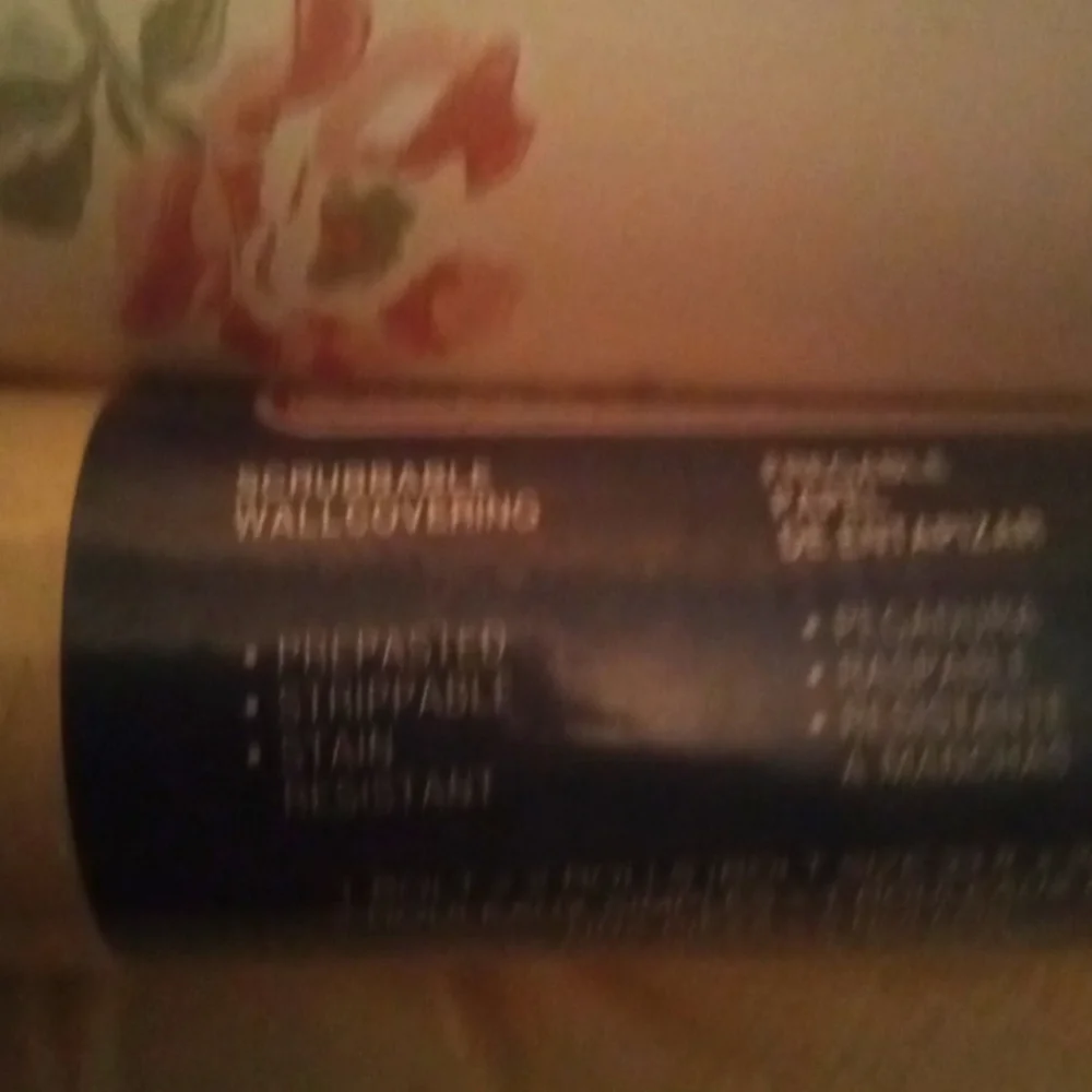 3 double rolls of Very pretty peach rose wallpaper